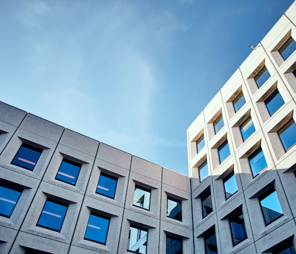 final de un gran edificio y parte del cielo azul