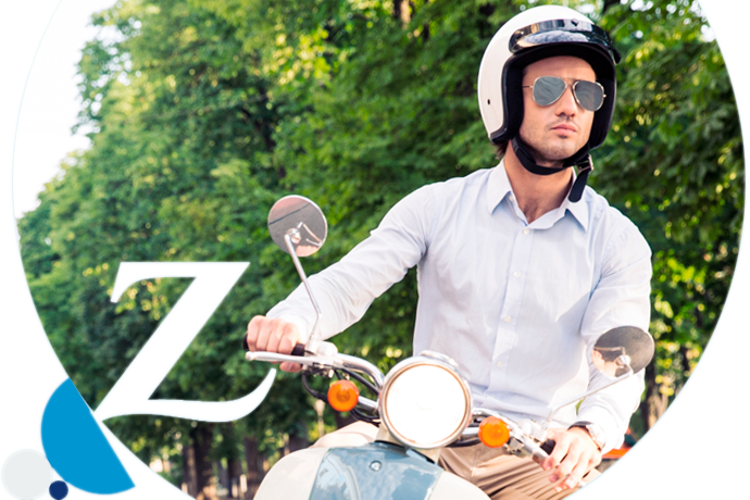 chico con casco y gafas de sol en un ciclomotor