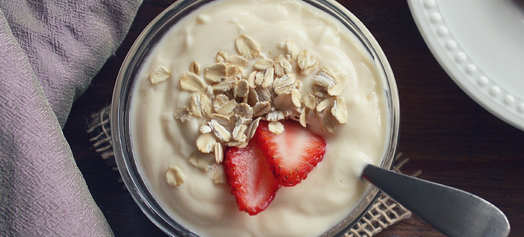 Bowl de yogurt con avena y fresas