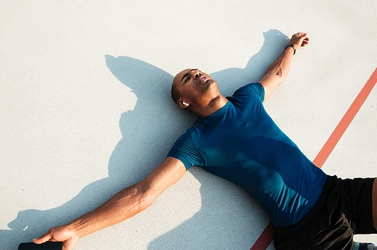 Hombre corredor tirado en el suelo