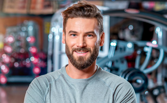 chico en un gimnasio