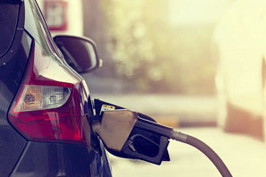 Coche recargando combustible en una gasolinera